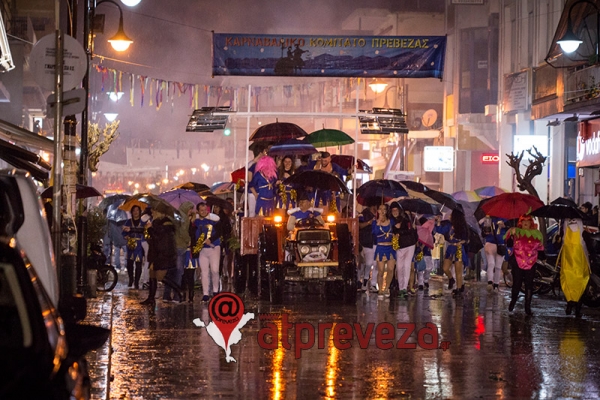 Τίποτα δεν σταματά το Καρναβαλικό Κομιτάτο Πρέβεζας!-Υπό συνεχή βροχή η φετινή παρέλαση (photos+video)