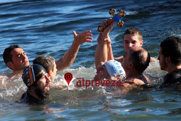 Με λαμπρότητα και...με μια μικρή αλλαγή στο έθιμο της Πρέβεζας γιορτάστηκαν τα Θεοφάνεια(pics+vid)