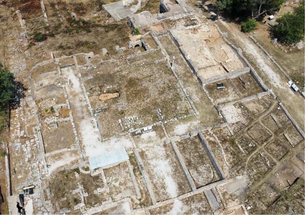 Οι χώροι περιμετρικά του Περιστυλίου
