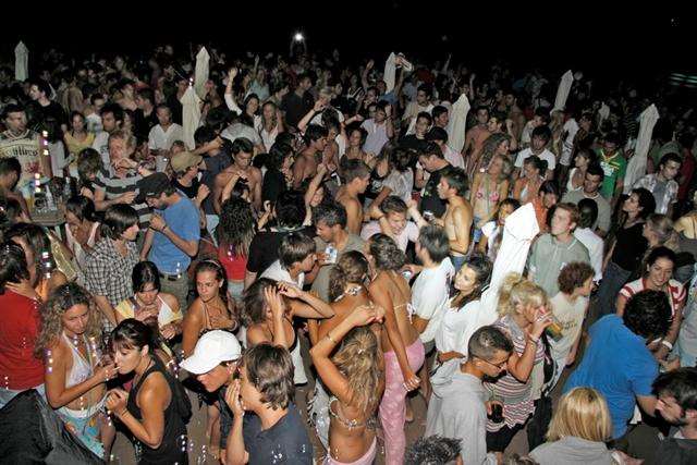 Komitato beach party