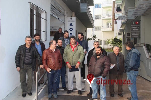Συλλαλητήριο διαμαρτυρίας από τους νέους αγρότες στη ΔΟΥ Πρέβεζας