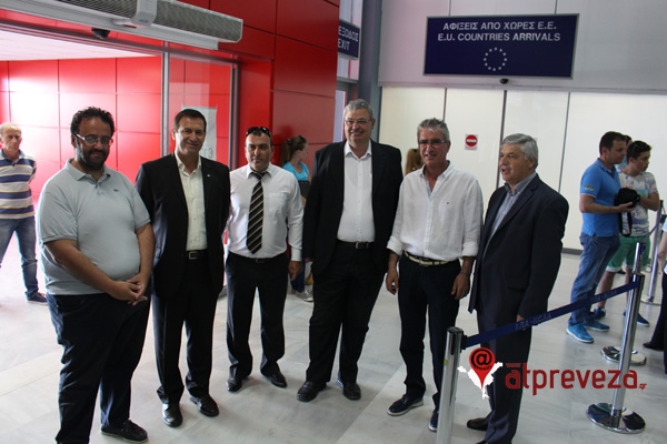 Υποδοχή στην Easy Jet στο Άκτιο με μπουζούκι, συρτάκι, αναμνηστικά... (photo+vid)