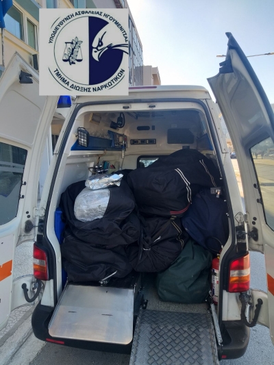 319 κιλά ακατέργαστης κάνναβης μέσα σε ασθενοφόρο στην Ηγουμενίτσα  - Συνελήφθη ο οδηγός του ασθενοφόρου