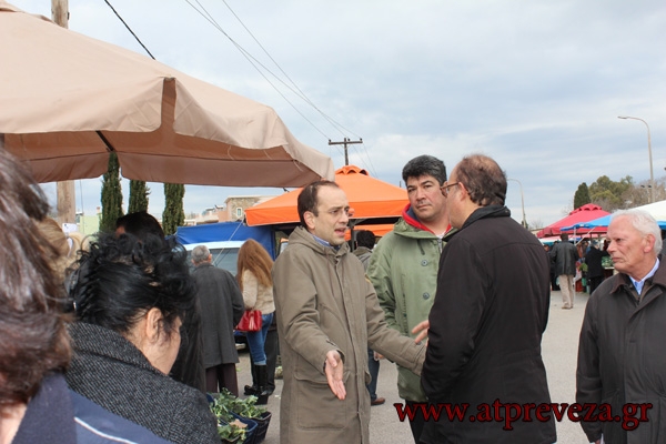Ο Κώστας Μπάρκας επισκέφθηκε την Αγροτική Αγορά Πρέβεζας (PHOTO+VIDEO)