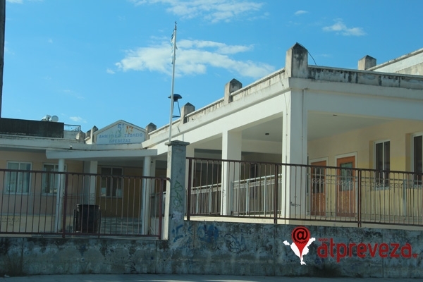 Άγνωστοι αφαίρεσαν την ελληνική σημαία από το 5ο Δημοτικό Σχολείο Πρέβεζας 