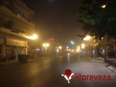 Τοπίο στην ομίχλη το κέντρο της Πρέβεζας (photo)