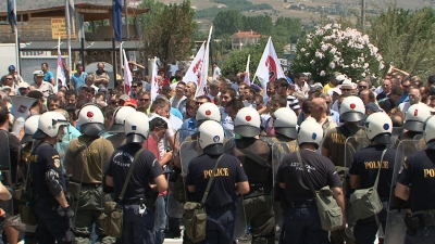 Χημικά, κρότου-λάμψης και ένταση έξω από το εργοστάσιο της ΔΩΔΩΝΗ (pics+vid)