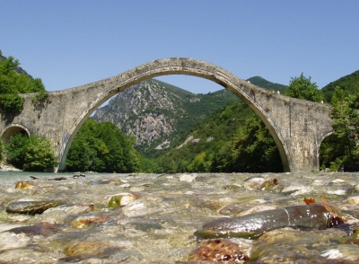 Προχωρούν εντός του χρονοδιαγράμματος οι εργασίες αναστήλωσης του ιστορικού γεφυριού της Πλάκας
