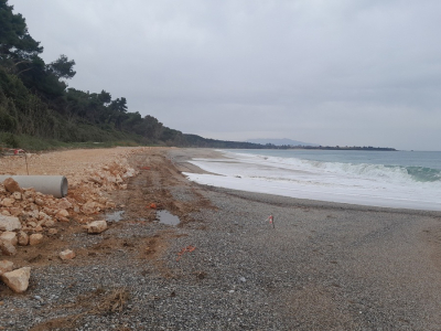 Άμεση αποκατάσταση της παραλίας του Μονολιθίου ζητά η Πρωτοβουλία Πολιτών για τον ποδηλατόδρομο