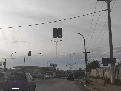 Σε λειτουργία και πάλι οι φωτεινοί σηματοδότες στη διασταύρωση του νεκροταφείου στην Πρέβεζα (photo)