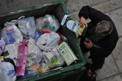 Άποροι ψάχνουν στα σκουπίδια και στην Πρέβεζα!