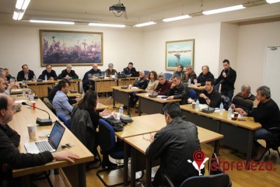 Διαφοροποίηση Καζάκου, Κορωναίου αναφορικά με τα περίπτερα
