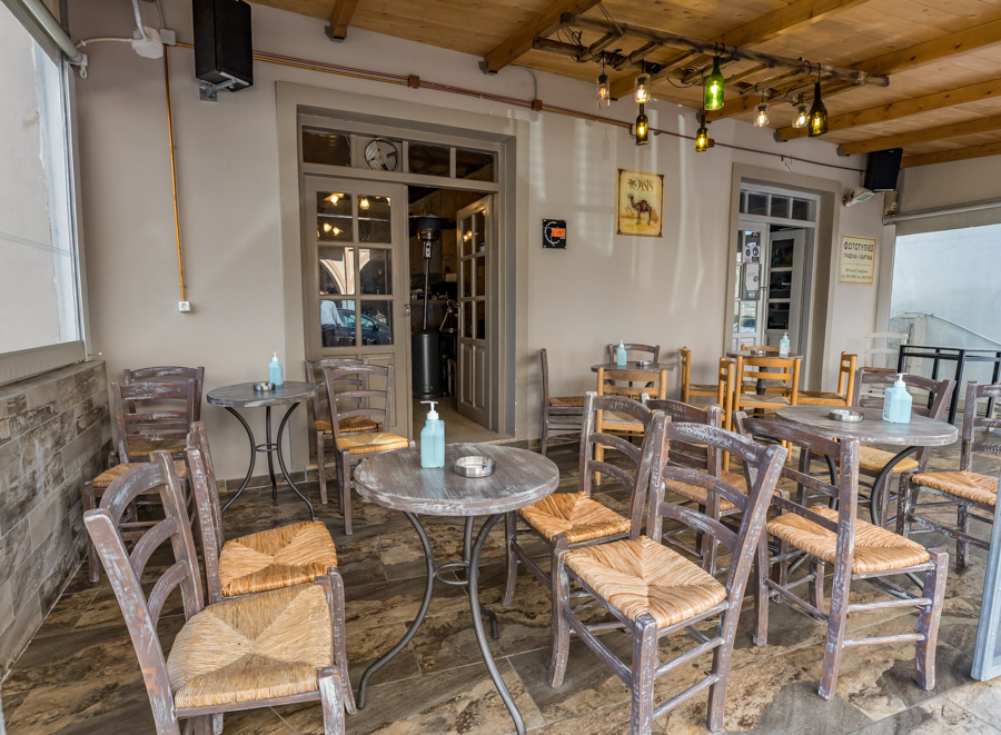 Όασις: Ένα καφενείο-καφωδείο με... ροκ και ρεμπέτικη διάθεση στο κέντρο της Πρέβεζας