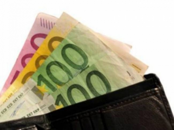 Βρήκε και παρέδωσε πορτοφόλι με 380 ευρώ 