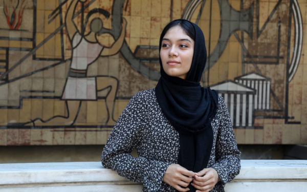 Η Αφγανή πρόσφυγας από την Πρέβεζα ανακάλυψε το ταλέντο της στη ζωγραφική...