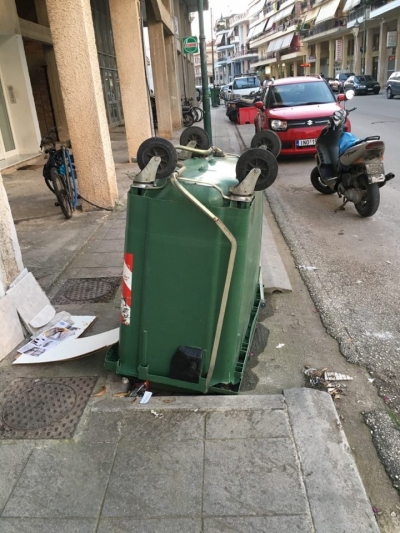 Ένας κάδος στην Πρέβεζα που έκανε... κατακόρυφο!