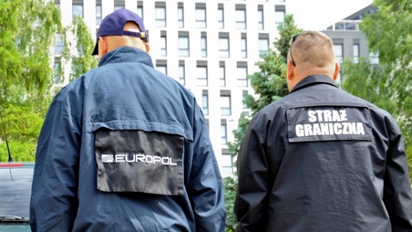 Επιχείρηση της Europol: Με… τσάρτερ μετέφεραν παράνομα μετανάστες στην Πολωνία
