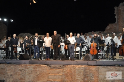 Μια αξέχαστη βραδιά στο Ρωμαϊκό Ωδείο της αρχαίας Νικόπολης, στην παρουσίαση του εμβληματικού έργου "Άξιον Εστί"