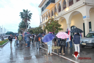 “Δε θα συμβιβαστούμε με τη βαρβαρότητα” - Πραγματοποιήθηκε στην Πρέβεζα το συλλαλητήριο διαμαρτυρίας για τα θύματα του ναυαγίου της Πύλου (pics)