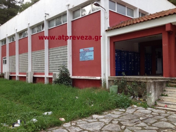 «Μπάζει» νερά το Πολιτιστικό Κέντρο Ωρωπού (photo)