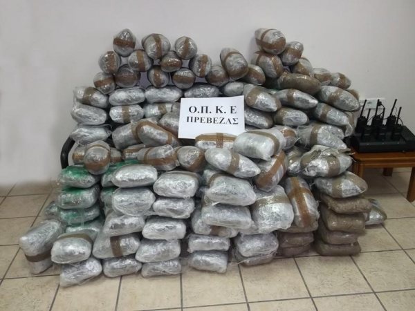 "Μπλόκο" σε 180 κιλά κάνναβης στη Φιλιππιάδα