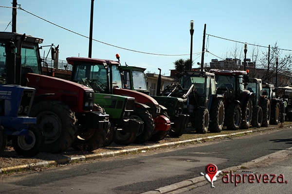 Παραμένουν στο μπλόκο του Λούρου οι αγρότες-Κλινάκης:«Επιστρατεύουν το φόβο για να νικήσουν»