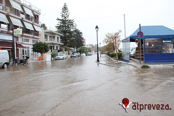 Καταρρακτώδης βροχή στην Πρέβεζα-Προβλήματα σε κεντρικές οδούς και στο Ιστορικό Κέντρο