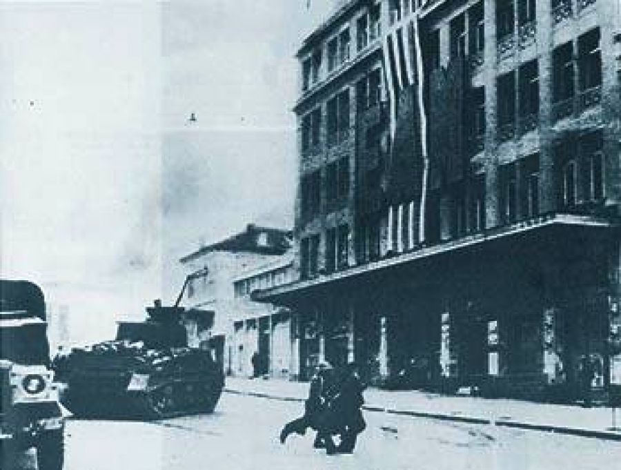 Στις 15 Οκτωβρίου 1944 αγγλικά στρατεύματα αποβιβάζονται στην Ελλάδα