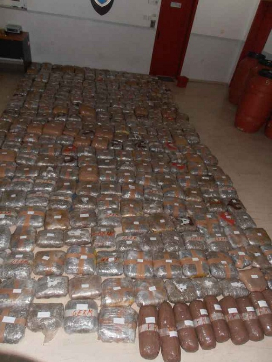 Οι Λιμενικοί κατέσχεσαν 330 (!) δέματα κάνναβης στην Ηγουμενίτσα – Ήταν κρυμμένα σε βαρέλια με ελιές (PHOTO)