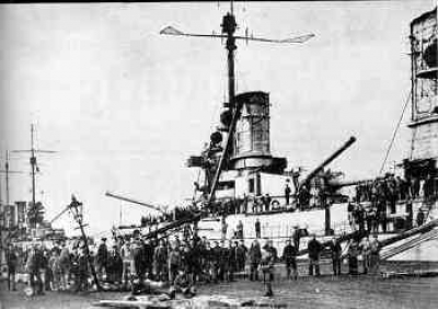 Στις 3 Νοεμβρίου 1918, επανάσταση Γερμανών ναυτών και εργατών «παραιτεί» τον Κάιζερ