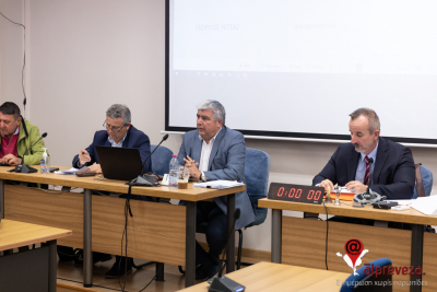 Ο Δήμαρχος Πρέβεζας αναγκάστηκε να ξηλώσει την πινακίδα με την υπογραφή του δωσίλογου Υπουργού μπροστά από το Δημαρχείο