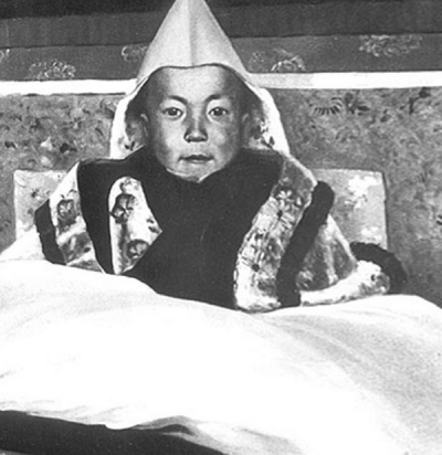Στις 22 Φεβρουαρίου 1940 ενθρονίζεται ο νέος  Δαλάι Λάμα