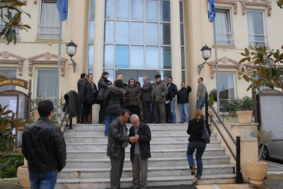 Συμβολικός αποκλεισμός του Δημαρχείου Πάργας από τους αγροτοκτηνοτρόφους