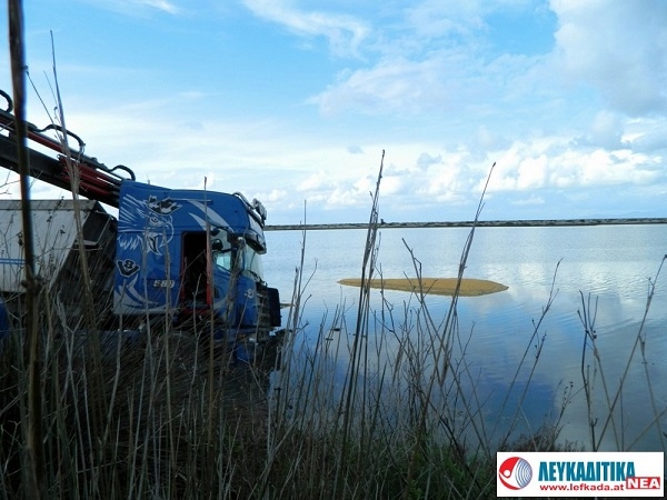 Φορτηγό έπεσε στη θάλασσα μεταξύ Λευκάδας-Πρέβεζας (photo)