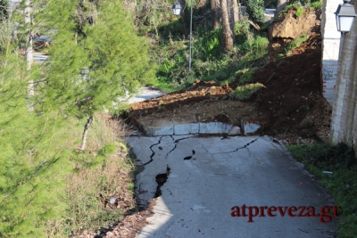 Έντονο το πρόβλημα των καθιζήσεων στον Μύτικα
