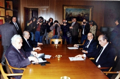 Στις 22 Νοεμβρίου 1989 συστήνεται Οικουμενική Κυβέρνηση
