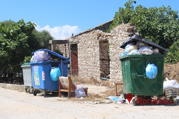 Ξέχασαν τα σκουπίδια στο Νεοχώρι… (photo)