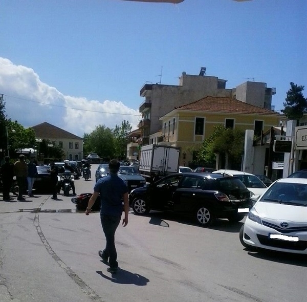 Σύγκρουση αυτοκινήτου και μοτοσικλέτας σε κεντρικό δρόμο της Πρέβεζας (photo)