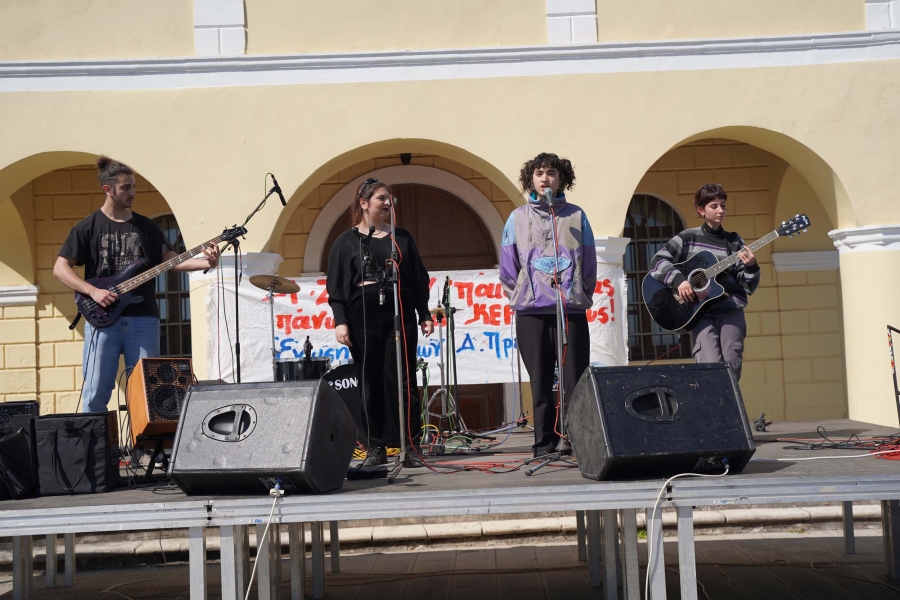 Μουσική συναυλία για το έγκλημα στα Τέμπη πραγματοποιήθηκε την Κυριακή στην Πρέβεζα (pics+vid)