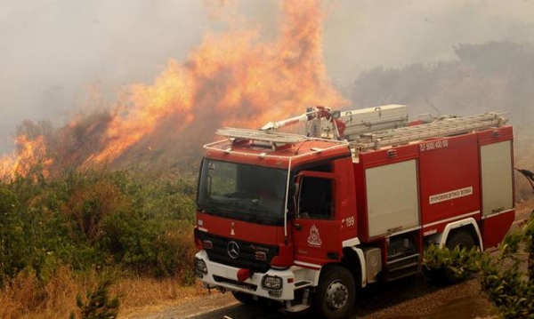 Μάχη με τις φλόγες δίνουν οι πυροσβέστες στην Πάλαιρο
