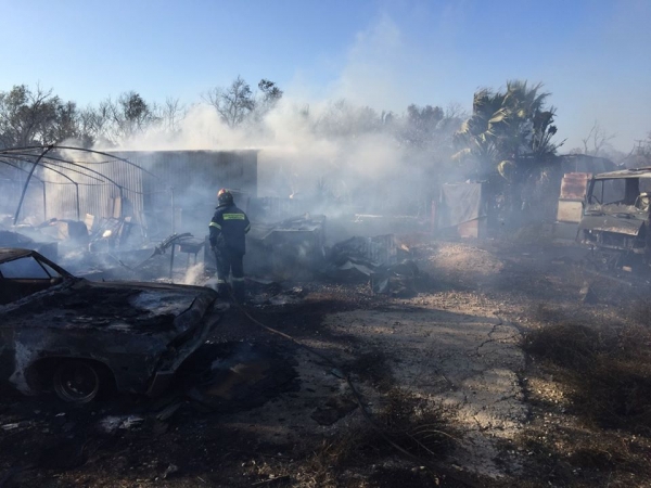 Φωτιά στην είσοδο της Πρέβεζας-Σοβαρές υλικές ζημιές σε μάντρα με υλικά
