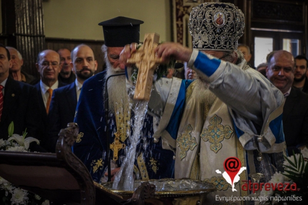 Με λαμπρότητα γιορτάστηκαν τα Θεοφάνεια στην Πρέβεζα-Ο Κίμωνας Πουρναρόπουλος έπιασε το Σταυρό για 3η συνεχόμενη χρονιά