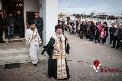 Ακολουθία του Επιταφίου και τελετή της Αναστάσεως στο κοιμητήριο Πρέβεζας
