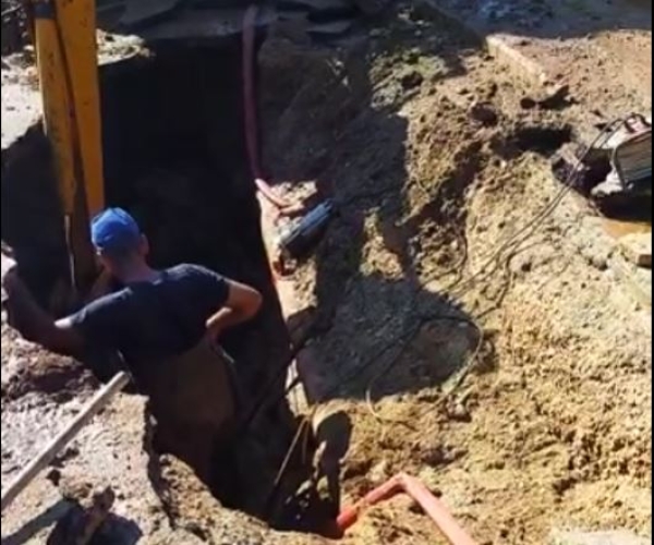 Έσπασε κεντρικός αγωγός νερού στην Πρέβεζα - Σε εξέλιξη οι εργασίες αποκατάστασης από τη ΔΕΥΑΠ