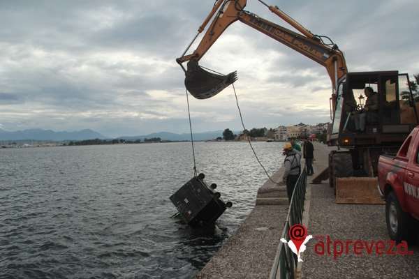 "Ψάρεψαν" κάδο απορριμμάτων στην παραλία της Πρέβεζας