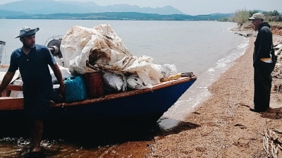 1700 κιλά πλαστικού απομάκρυναν από τον Αμβρακικό αλιείς της περιοχής