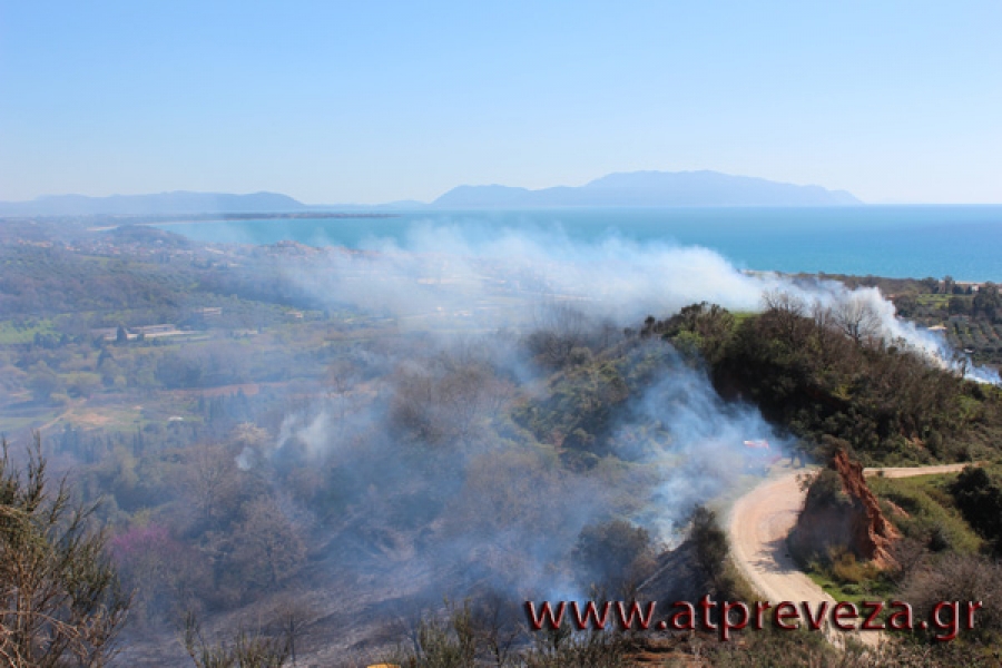 Πυρκαγιά ξέσπασε το μεσημέρι στη θέση Φραξύλα Καστροσυκιάς (Photo+Video)