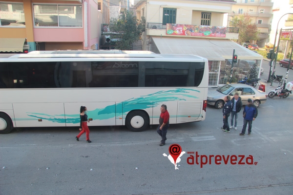 Σύγκρουση αυτοκινήτου με λεωφορείο στο κέντρο της Πρέβεζας