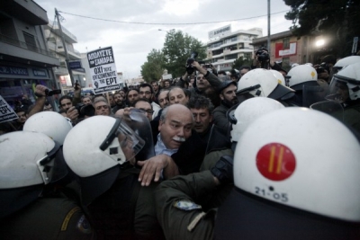 Τα γραφεία του ΣΥΡΙΖΑ τα φυλάει η Αστυνομία...