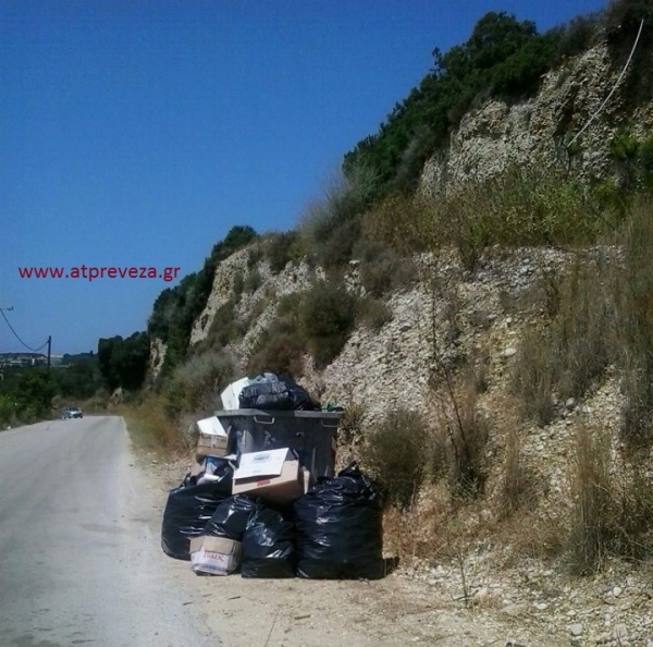 Παράπονα των επαγγελματιών και των κατοίκων της παραλιακής ζώνης για τα σκουπίδια (photo)